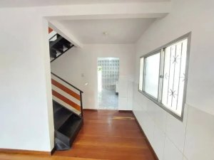 Casa com 90m², 2 dormitórios no bairro Medianeira em Porto Alegre para Alugar