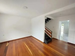 Casa com 90m², 2 dormitórios no bairro Medianeira em Porto Alegre para Alugar