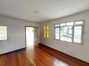 Casa com 90m², 2 dormitórios no bairro Medianeira em Porto Alegre para Alugar