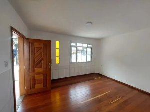 Casa com 90m², 2 dormitórios no bairro Medianeira em Porto Alegre para Alugar