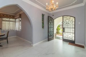 Casa com 310m², 3 dormitórios no bairro Menino Deus em Porto Alegre para Alugar