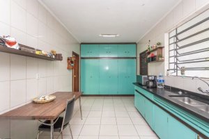 Casa com 387m², 3 dormitórios no bairro Vila Ipiranga em Porto Alegre para Alugar