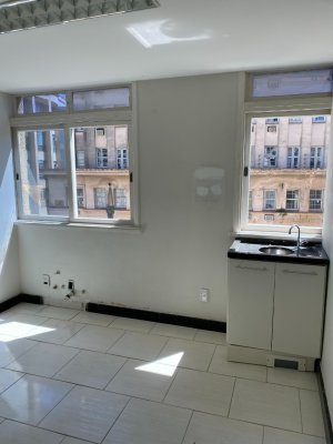 Sala Comercial com 280m² no bairro Centro Histórico em Porto Alegre para Alugar