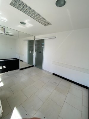 Sala Comercial com 280m² no bairro Centro Histórico em Porto Alegre para Alugar