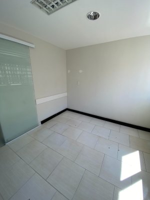 Sala Comercial com 280m² no bairro Centro Histórico em Porto Alegre para Alugar