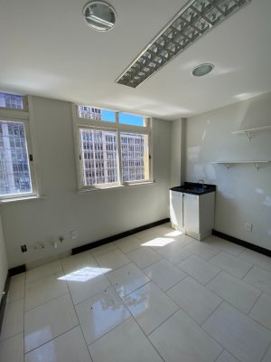 Sala Comercial com 280m² no bairro Centro Histórico em Porto Alegre para Alugar