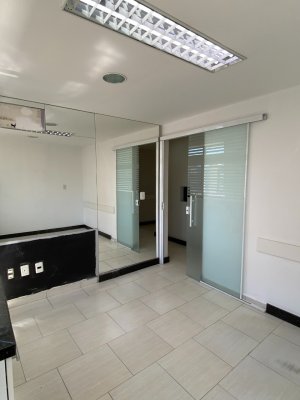 Sala Comercial com 280m² no bairro Centro Histórico em Porto Alegre para Alugar