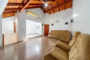 Casa com 185m², 4 dormitórios no bairro Auxiliadora em Porto Alegre para Alugar