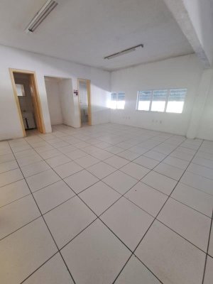 Depósito com 750m² no bairro Humaitá em Porto Alegre para Alugar