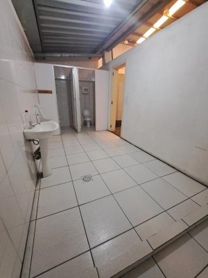 Depósito com 750m² no bairro Humaitá em Porto Alegre para Alugar