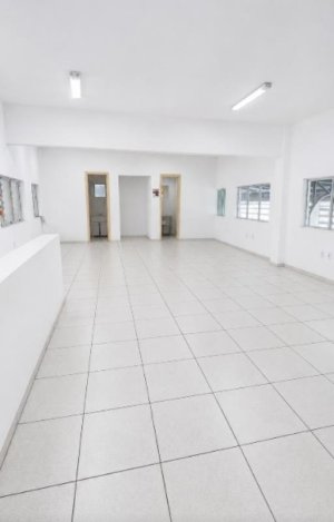 Depósito com 750m² no bairro Humaitá em Porto Alegre para Alugar