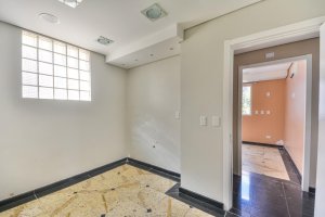 Casa com 200m², 4 dormitórios no bairro Moinhos de Vento em Porto Alegre para Alugar