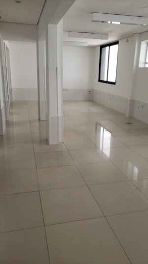 Prédio Comercial com 450m² no bairro Auxiliadora em Porto Alegre para Alugar