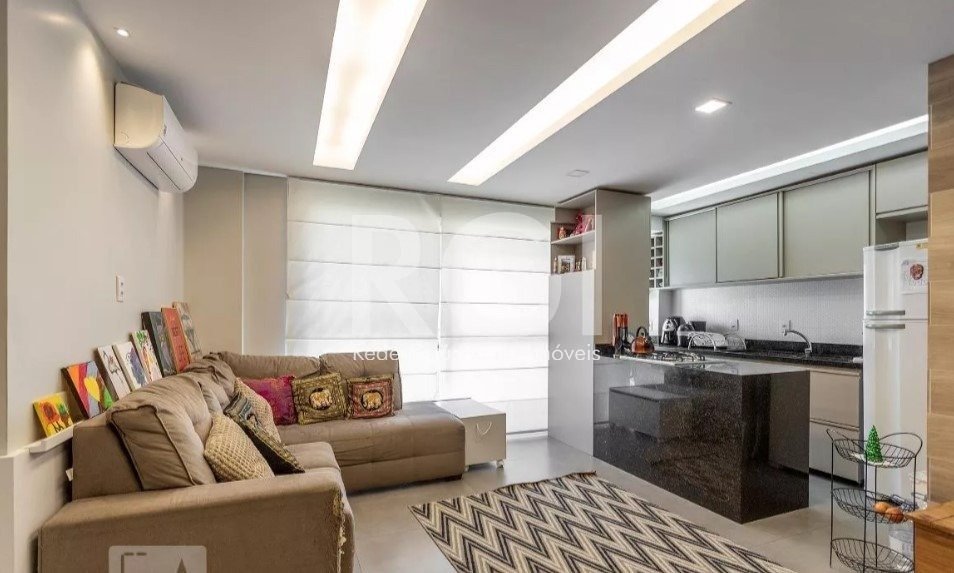Apartamento com 64m², 2 dormitórios, 1 suíte, 1 vaga no bairro Jardim Sabará em Porto Alegre para Comprar