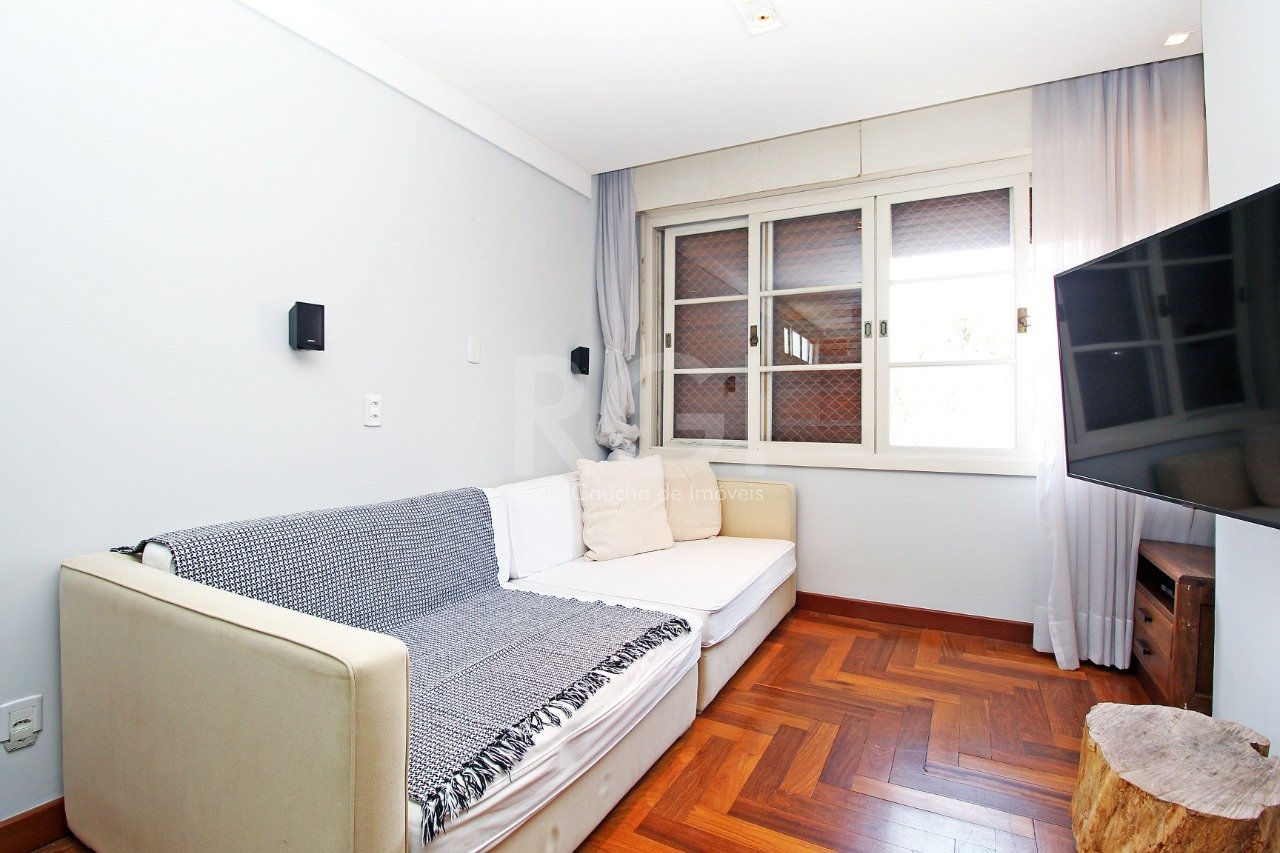 Apartamento com 142m², 2 dormitórios, 2 suítes, 1 vaga no bairro Moinhos de Vento em Porto Alegre para Comprar