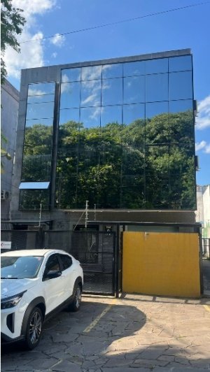 Prédio Comercial com 450m² no bairro Auxiliadora em Porto Alegre para Alugar