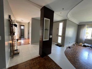 Casa com 232m², 4 dormitórios no bairro Três Figueiras em Porto Alegre para Alugar