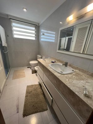 Casa com 232m², 4 dormitórios no bairro Três Figueiras em Porto Alegre para Alugar