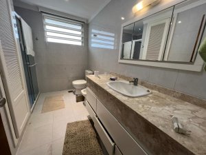 Casa com 232m², 4 dormitórios no bairro Três Figueiras em Porto Alegre para Alugar