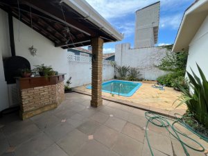 Casa com 232m², 4 dormitórios no bairro Três Figueiras em Porto Alegre para Alugar