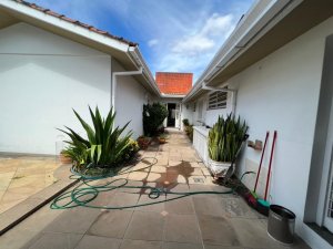 Casa com 232m², 4 dormitórios no bairro Três Figueiras em Porto Alegre para Alugar