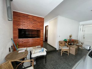 Casa com 232m², 4 dormitórios no bairro Três Figueiras em Porto Alegre para Alugar