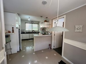 Casa com 232m², 4 dormitórios no bairro Três Figueiras em Porto Alegre para Alugar