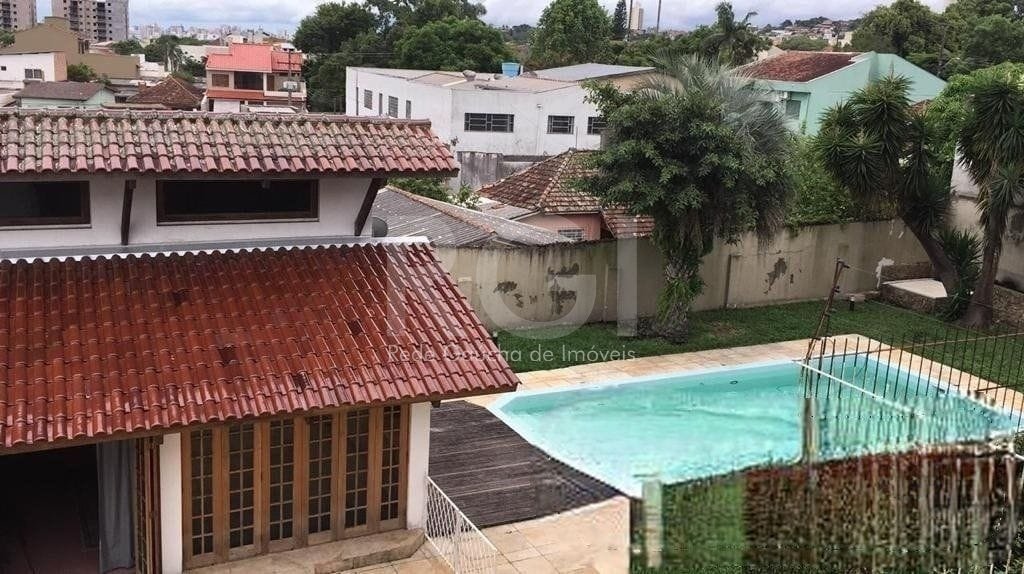 Casa com 500m², 3 dormitórios, 2 suítes, 5 vagas no bairro Glória em Porto Alegre para Comprar