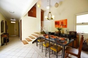 Casa com 290m², 4 dormitórios no bairro Partenon em Porto Alegre para Alugar