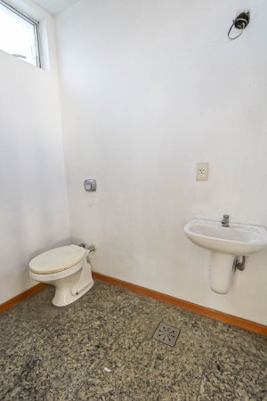 Prédio Comercial com 2.500m² no bairro Rio Branco em Porto Alegre para Alugar