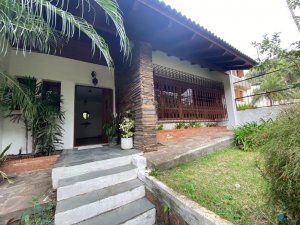 Casa com 500m², 5 dormitórios no bairro Cristal em Porto Alegre para Alugar