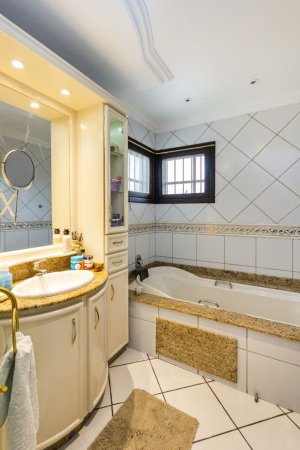 Casa com 350m², 4 dormitórios no bairro Vila Assunção em Porto Alegre para Alugar