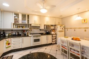 Casa com 350m², 4 dormitórios no bairro Vila Assunção em Porto Alegre para Alugar