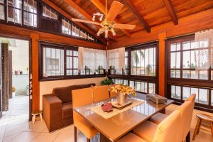 Casa com 350m², 4 dormitórios no bairro Vila Assunção em Porto Alegre para Alugar