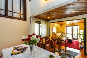 Casa com 350m², 4 dormitórios no bairro Vila Assunção em Porto Alegre para Alugar