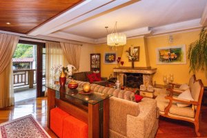 Casa com 350m², 4 dormitórios no bairro Vila Assunção em Porto Alegre para Alugar