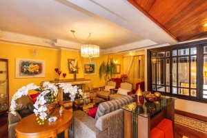 Casa com 350m², 4 dormitórios no bairro Vila Assunção em Porto Alegre para Alugar