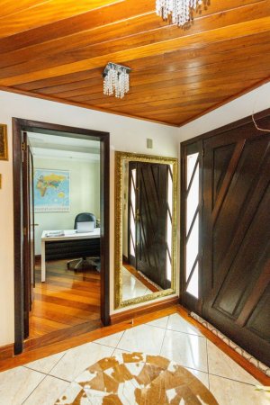 Casa com 350m², 4 dormitórios no bairro Vila Assunção em Porto Alegre para Alugar