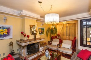 Casa com 350m², 4 dormitórios no bairro Vila Assunção em Porto Alegre para Alugar