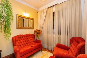 Casa com 350m², 4 dormitórios no bairro Vila Assunção em Porto Alegre para Alugar