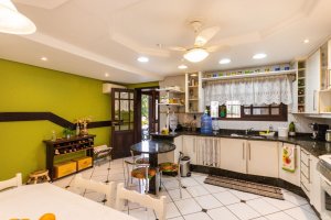 Casa com 350m², 4 dormitórios no bairro Vila Assunção em Porto Alegre para Alugar