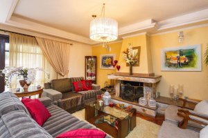 Casa com 350m², 4 dormitórios no bairro Vila Assunção em Porto Alegre para Alugar