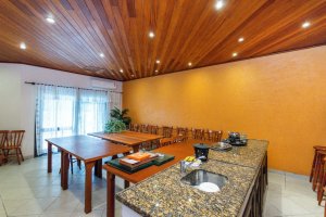 Casa com 350m², 4 dormitórios no bairro Vila Assunção em Porto Alegre para Alugar