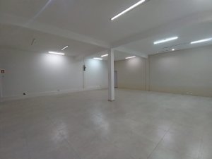 Prédio Comercial com 500m² no bairro São Geraldo em Porto Alegre para Alugar