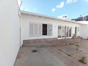 Casa comercial com 200m² no bairro Chácara das Pedras em Porto Alegre para Alugar