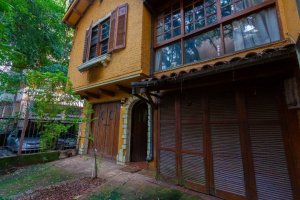 Casa Comercial com 160m² no bairro Moinhos de Vento em Porto Alegre para Alugar