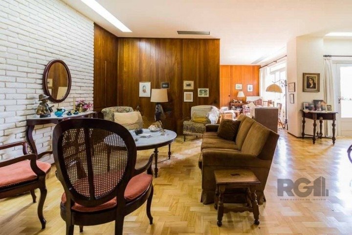 Apartamento com 240m², 3 dormitórios, 1 suíte no bairro Moinhos de Vento em Porto Alegre para Comprar