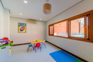 Casa com 520m², 4 dormitórios no bairro Três Figueiras em Porto Alegre para Alugar