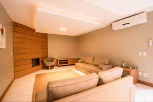 Casa com 520m², 4 dormitórios no bairro Três Figueiras em Porto Alegre para Alugar