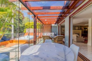 Casa com 520m², 4 dormitórios no bairro Três Figueiras em Porto Alegre para Alugar